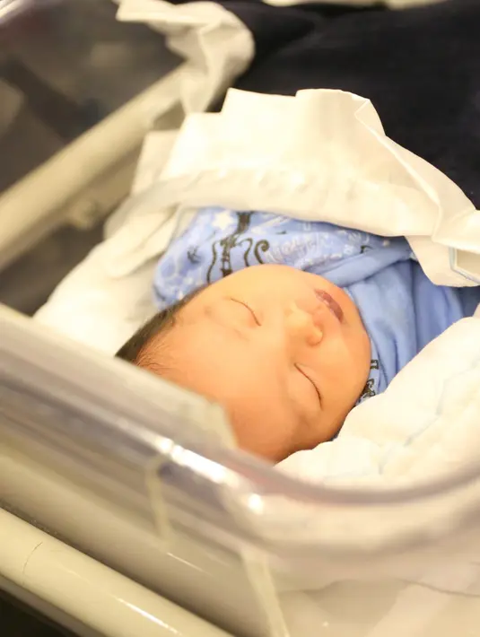 Di persalinan kedua, Nia menjalani operasi caesar, anak kedua dan Ardi berjenis kelamin laki-laki. (Andy Masela/Bintang.com)