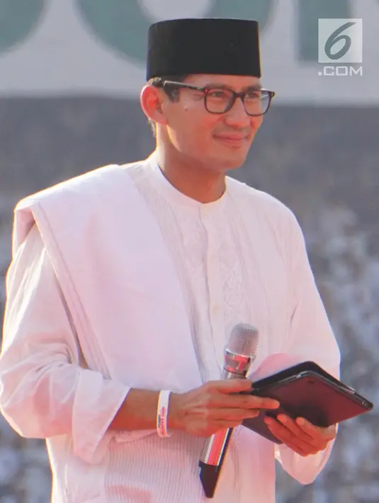 Calon wakil presiden nomor urut 02 Sandiaga Uno menyapa para pendukung dalam kampanye akbar Prabowo-Sandi di Stadion Utama Gelora Bung Karno (SUGBK), Jakarta, Minggu (7/4). Kampanye akbar Prabowo-Sandi diawali dengan salat tahajud dan salat subuh berjamaah. (Liputan6.com/Herman Zakharia)