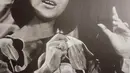 Untuk generasi sekarang, mungkin karya-karya Titiek Puspa kurang familiar. Namun, pada era 50-an hingga 70-an, suara pemilik nama asli Sudarwati ini selalu bergema di radio-radio. Jika dilihat saat ini, pesona dan energinya pun seolah tak kalah dari artis-artis muda. (Liputan6.com/IG/@titiekpuspa_official)