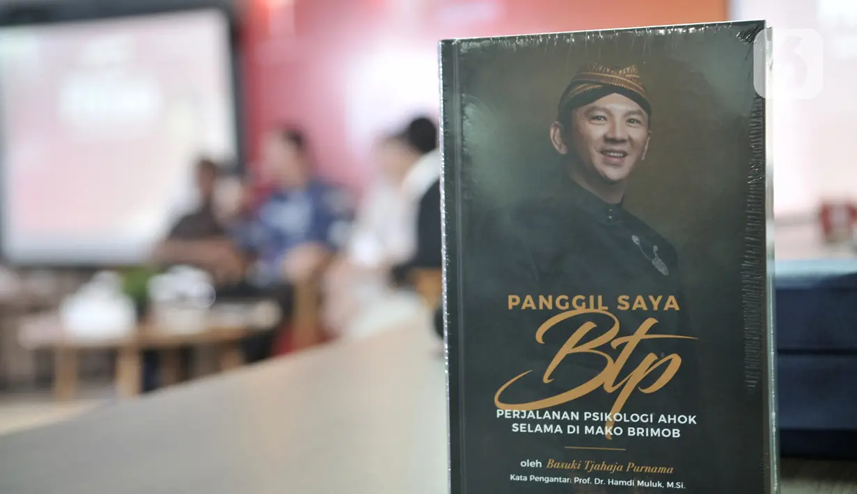 Buku 'Panggil Saya BTP: Perjalanan Psikologi Ahok Selama di Mako Brimob' ditampilkan saat Basuki Tjahaja Purnama atau Ahok menghadiri peluncuran di Gedung Tempo, Palmerah, Jakarta, Senin (17/2/2020). Buku tersebut mengisahkan pengalaman Ahok saat berada dalam tahanan. (merdeka.com/Iqbal Nugroho)