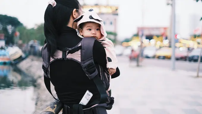 Contoh ilustrasi menggendong bayi dengan metode M-Shape