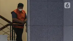 Direktur PT Tabi Bangun Papua (PT TBP), Rijatono Lakka memakai rompi oranye usai menjalani pemeriksaan di Gedung Merah Putih KPK, Jakarta, Kamis (5/1/2022). KPK menahan Rijatono Lakka yang merupakan tersangka penyuap Gubernur Papua, Lukas Enembe. (Liputan6.com/Johan Tallo)