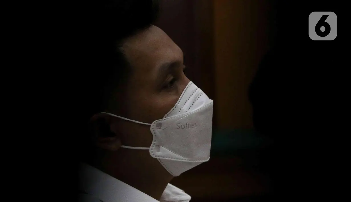 Terdakwa perintangan proses penyidikan terkait pengusutan kasus pembunuhan berencana terhadap Nofriansyah Yosua Hutabarat atau Brigadir J, Chuck Putranto saat mengikuti sidang pembacaan vonis oleh Majelis Hakim Pengadilan Negeri (PN) Jakarta Selatan, Jumat (24/2/2023). Majelis Hakim menilai, Chuck Putranto terbukti secara sah dan meyakinkan bersalah serta dijatuhi hukuman satu tahun penjara, denda Rp 10 juta subsider tiga bulan penjara. (Liputan6.com/Herman Zakharia)