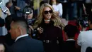 Aktris Paris Hilton disambut penggemarnya saat tiba di Arco Norte Store di Mexico City, (8/11). Kehadiran Paris Hilton di Meksiko untuk mempromosikan sepatu terbarunya. (AP Photo / Marco Ugarte)