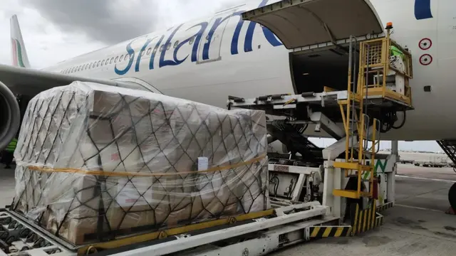Kloter pertama bantuan kemanusiaan berupa obat-obatan dan alat kesehatan dari Indonesia kepada Sri Lanka. (Kemlu RI)