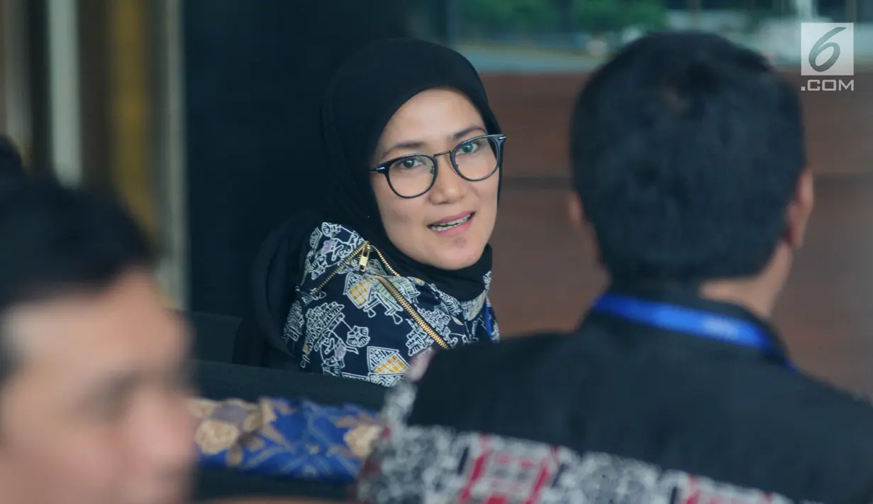 Bupati Lebak Iti Octavia Jayabaya saat mendatangi Gedung KPK di Jakarta, Kamis (15/11). Konsultasi pencegahan yang dilakukan Iti karena maraknya kepala daerah yang terjaring operasi tangkap tangan (OTT). (Merdeka.com/Dwi Narwoko)