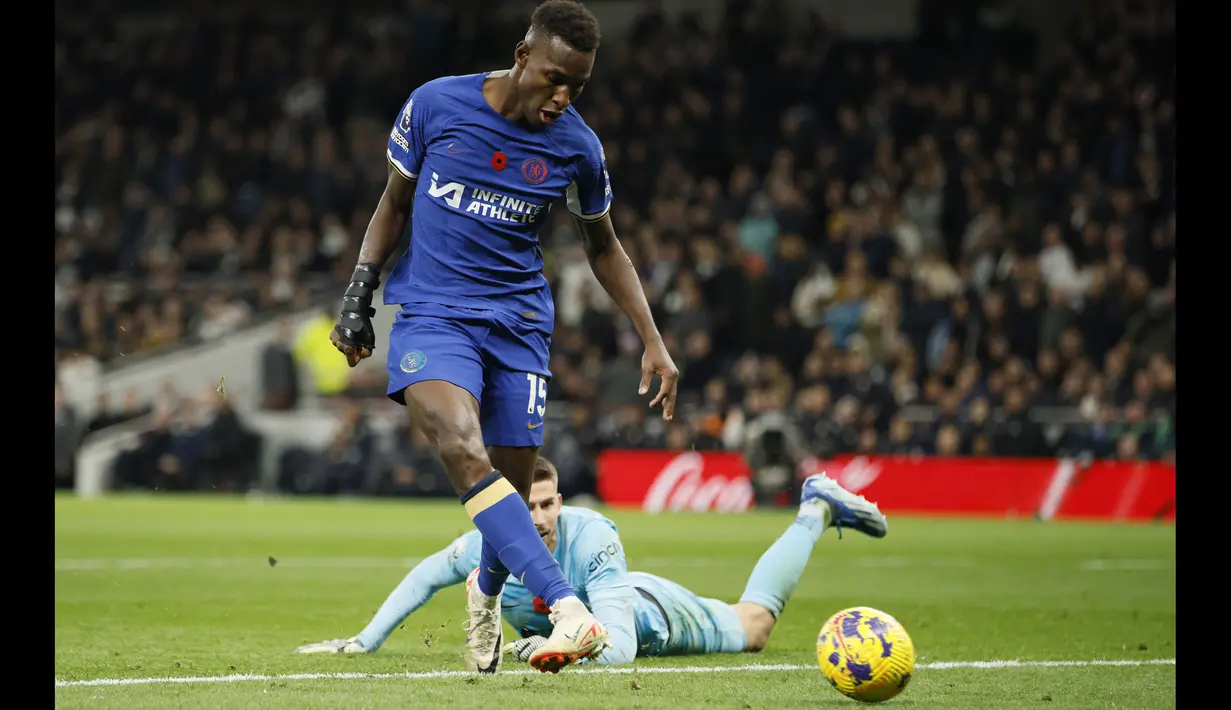 Striker Chelsea, Nicolas Jackson mencetak gol keempat timnya ke gawang Tottenham Hotspur pada laga lanjutan pekan ke-11 Liga Inggris 2023/2024 di Tottenham Hotspur Stadium, London, Selasa (7/11/2023) dini hari WIB. (AP Photo/David Cliff)