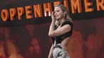 Emily Blunt berpose untuk fotografer setibanya di pemutaran perdana film 'Oppenheimer' di London pada Kamis, 13 Juli 2023. (Scott Garfitt/Invision/AP)