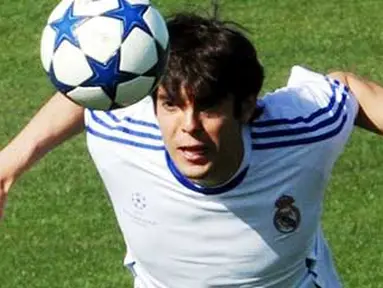 Gaya gelandang serang Real Madrid asal Brasil Kaka di sesi latihan yang digelar di Madrid, 12 April 2011 menjelang leg kedua perempat final Liga Champions melawan Tottenham Hotspur. AFP PHOTO / DOMINIQUE FAGET