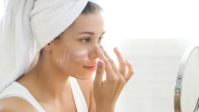 Ilustrasi Mengoles Sunscreen Secara Merata di Wajah
