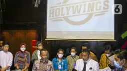 enteri Investasi/Kepala Badan Koordinasi Penanaman Modal (BPKM) Bahlil Lahadalia bersama pemilik saham gerai Holywings Hotman Paris memberikan keterangan pers di kawasan Gunawarman, Jakarta, Jumat (15/7/2022). Bahlil Lahadalia telah melakukan pemeriksaan langsung ke Holywings terkait dengan adanya penemuan pelanggaran izin usaha. (Liputan6.com/Herman Zakharia)