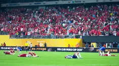 Pemain Porto dan Al Ahly terbaring lesu di lapangan setelah bermain imbang dalam laga seru matchday terakhir Grup A Piala Dunia Antarklub 2025. (AP Photo/Frank Franklin II)