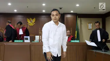 Eka Kamaludin usai menjalani sidang perdana di Pengadilan Tipikor, Jakarta, Kamis (20/9). Sidang beragendakan pembacaan dakwaan dari Jaksa Penuntut Umum KPK. (Liputan6.com/Helmi Fithriansyah)