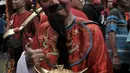 Suasana perayaan Cap Go Meh Tahun Baru Imlek 2571 di Jatinegara, Jakarta, Minggu (9/2/2020). Meski hujan, perayaan Cap Go Meh berlangsung meriah dengan atraksi barongsai dan liong serta arakan dewa-dewa (rupang), mengelilingi kawasan Jatinegara. (merdeka.com/Iqbal S Nugroho)