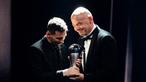 Presiden FIFA, Gianni Infantino, memberikan trofi penghargaan kepada Lionel Messi sebagai pemain terbaik FIFA 2022 di Paris, Selasa (28/2/2023). Striker timnas Argentina dan Paris Saint-Germain itu menyabet penghargaan pemain terbaik FIFA 2022. (AFP/Franck Fife)