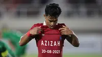 Pemain Timnas Indonesia U-23, Pratama Arhan, melakukan selebrasi dengan mengangkat jersey dan memamerkan nama istrinya setelah mencetak gol kedua ke gawang Timnas Turkmenistan U-23 dalam pertandingan grup K Kualifikasi Piala Asia U-23 2024 yang berlangsung di Stadion Manahan, Solo, Selasa (12/9/2023). Pratama Arhan memang baru saja menikahi Azizah Salsha di Jepang pada 20 Agustus lalu. (Bola.com/Arief Bagus)