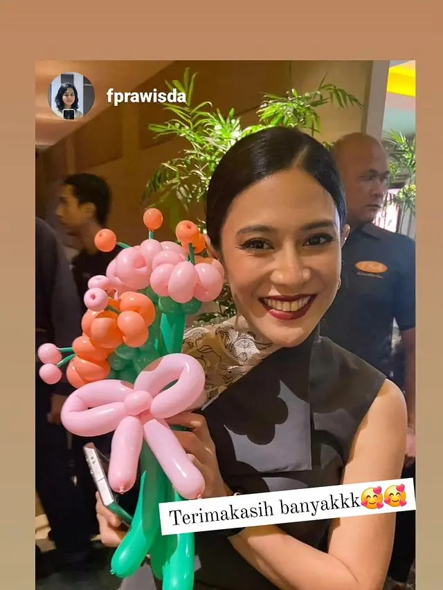7 Potret Dian Sastrowardoyo di Gala Premier Ratu Adil, Penampilannya Curi Perhatian