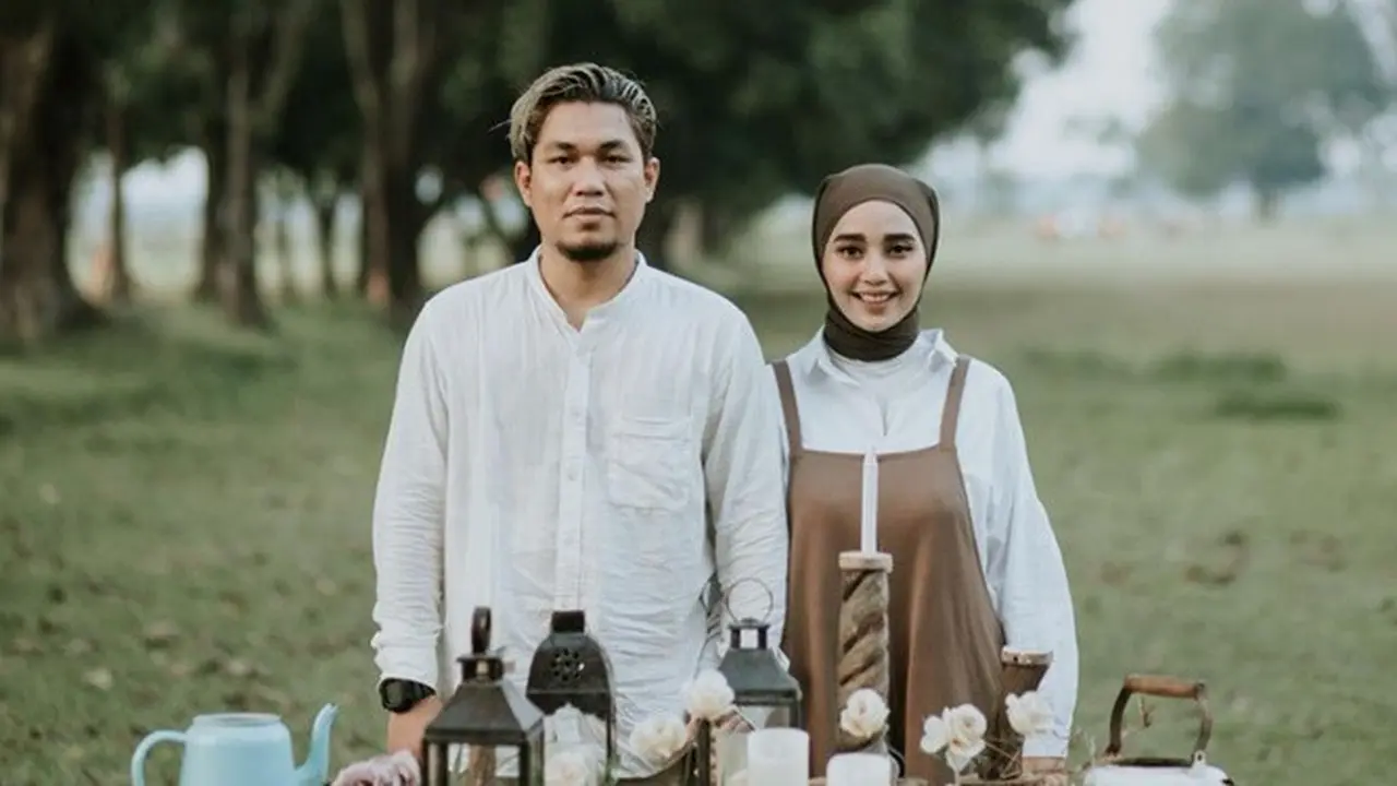 Jarang Tersorot, Ini 6 Potret Romantis Rizal Armada dan Istri