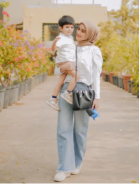 Keduanya pun tampak dengan atasan putih, Nadya memadukannya dengan celana denim.[@nadyamustikarahayu]