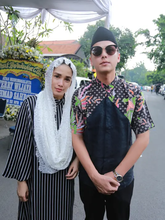 "Tapi emang sejauh ini Ririn sosok perempuan yang tabah banget, nggak keliatan kalo lagi sedih. Makanya ini merupakan kabar berturut-turut kan," ujar Ussy Sulistyawati di rumah Ririn. (Adrian Putra/Bintang.com)