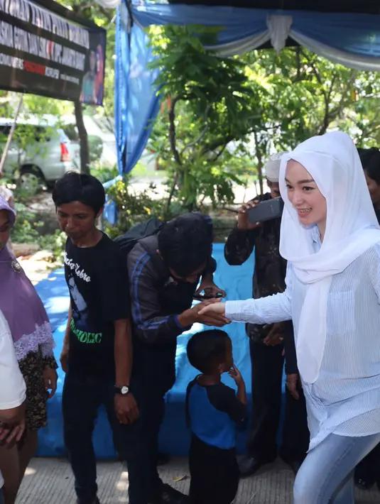 Meski sudah hafal, Zaskia mengaku gugup. Ia dengan lantang membacakan isi dari Pancasila. (Andy Masela/Bintang.com)