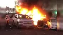 Mobil terbakar akibat aksi bom bunuh diri di area parkir Masjid Nabawi, Arab Saudi, Senin (4/7). Ledakan bom bunuh diri di Masjid Nabawi ini merupakan serangan ketiga dalam 24 jam terakhir yang melanda Arab Saudi. (Facebook.com/Haramain)