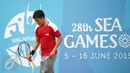 Petenis Indonesia, David Susanto tertunduk usai dikalahkan petenis Thailand Sornbutnark di final tunggal putra SEA Games ke-28 di Kallang Tenis Centre, Singapura, MInggu (14/6/2015). David kalah 6-4, 3-6, 3-6. (Liputan6.com/Helmi Fithriansyah)