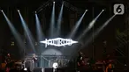 Grup band rock Jamrud beraksi dalam konser musik The 90's Festival di Jakarta, Sabtu (23/11/2019). Ada delapan lagu yang dibawakan Jamrud 90’s Festival Day 1, diantaranya Surti Tejo, Pelangi di Matamu, Selamat Ulang Tahun, dan ditutup dengan lagu Putri. (Liputan6.com/Herman Zakharia)