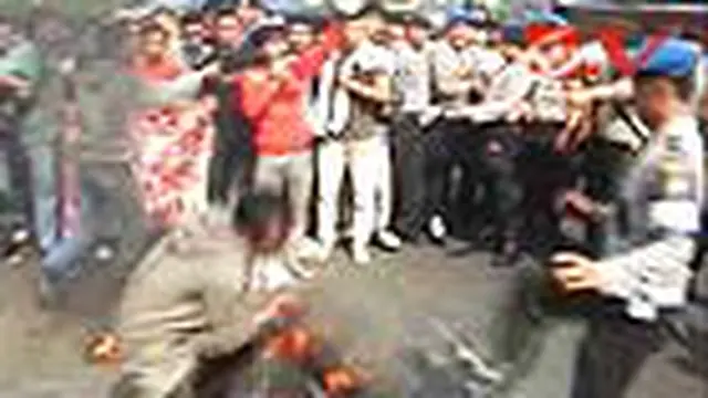 Polisi Bubarkan Aksi Mahasiswa di Jalan Tol