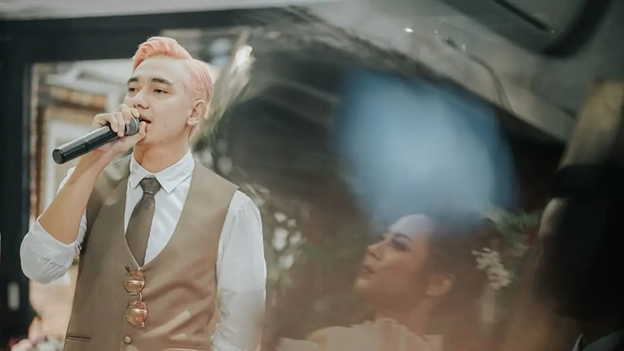 5 Potret Terbaru Adipati Dolken dengan Rambut Warna Pink, Nyentrik