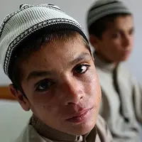 Abdul Rasheed dan Shoaib Ahmed, kakak-adik yang lumpuh ketika malam datang. (dailysabah.com)