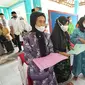 Bupati Banyuwangi Ipuk Fiestiandani meninjau langung penyaluran Bansos tahap pertama (Istimewa)