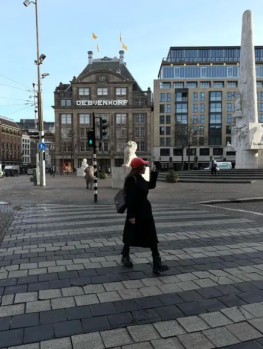 Topi berwarna merah terang pun jadi statement piece pada penampilannya kali ini. [Foto: nikitawillyofficial94].