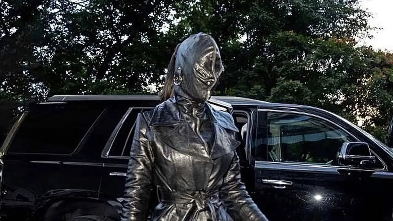 Datang ke New York Fashion Week, Kim Kardashian tampil tertutup serba hitam/dok. Instagram @Kimkardashian