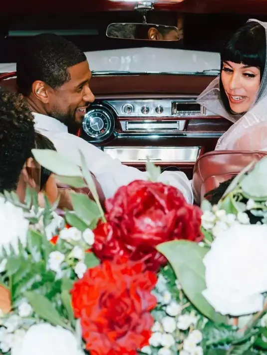 Untuk rambut, pengantin cantik ini mengenakan gaya bob pendek khasnya yang berada di bawah dagunya dan berponi depan. Untuk riasan wajah, ia menambahkan lipstik nude mengkilap, bulu mata panjang, dan pipi berwarna perunggu. [@bellamybrewster]