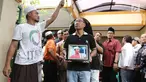 Sejumlah kerabat dan keluarga mengantarkan jenazah Pelawak Senior Cahyono untuk disalatkan di mushola dekat kediamannya,Jakarta, Kamis (25/5). Bersama Jojon, Esther, dan Uuk, ia pernah tergabung dalam Jayakarta Grup. (Liputan6.com/Herman Zakharia)