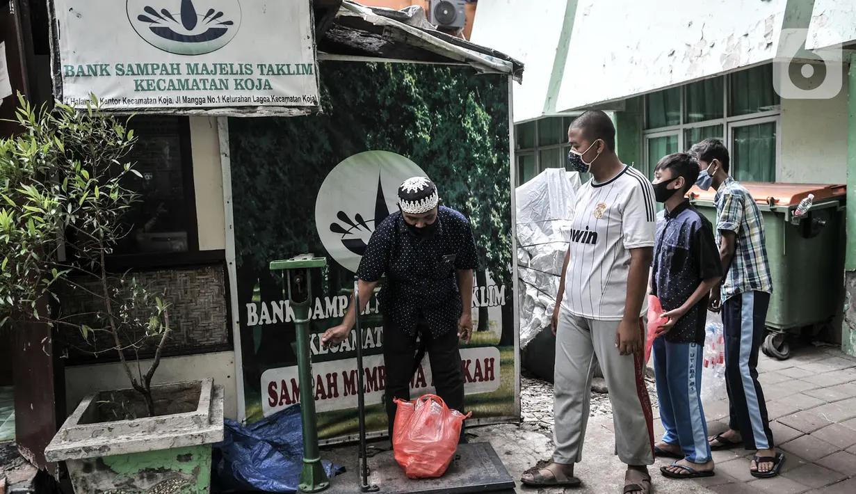 Sejumlah siswa saat memberikan kantong berisi sampah anorganik di Bank Sampah Majelis Taklim, Kecamatan Koja, Jakarta, Rabu (12/8/2020). Sebagai bentuk kepedulian sosial terhadap dunia pendidikan dan meningkatkan kesadaran anak untuk tidak membuang sampah sembarangan. (merdeka.com/Iqbal S. Nugroho)
