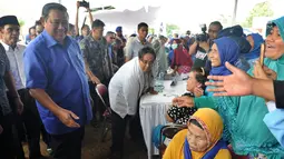 Ketua Umum Partai Demokrat Susilo Bambang Yudhoyono (SBY) menyapa warga saat menghadiri pengobatan massal di Ciampea, Bogor, Jawa Barat, Senin (26/3). Kegiatan ini bagian dari kampanye Pilkada 2018 untuk pemilihan bupati Bogor. (Merdeka.com/Arie Basuki)