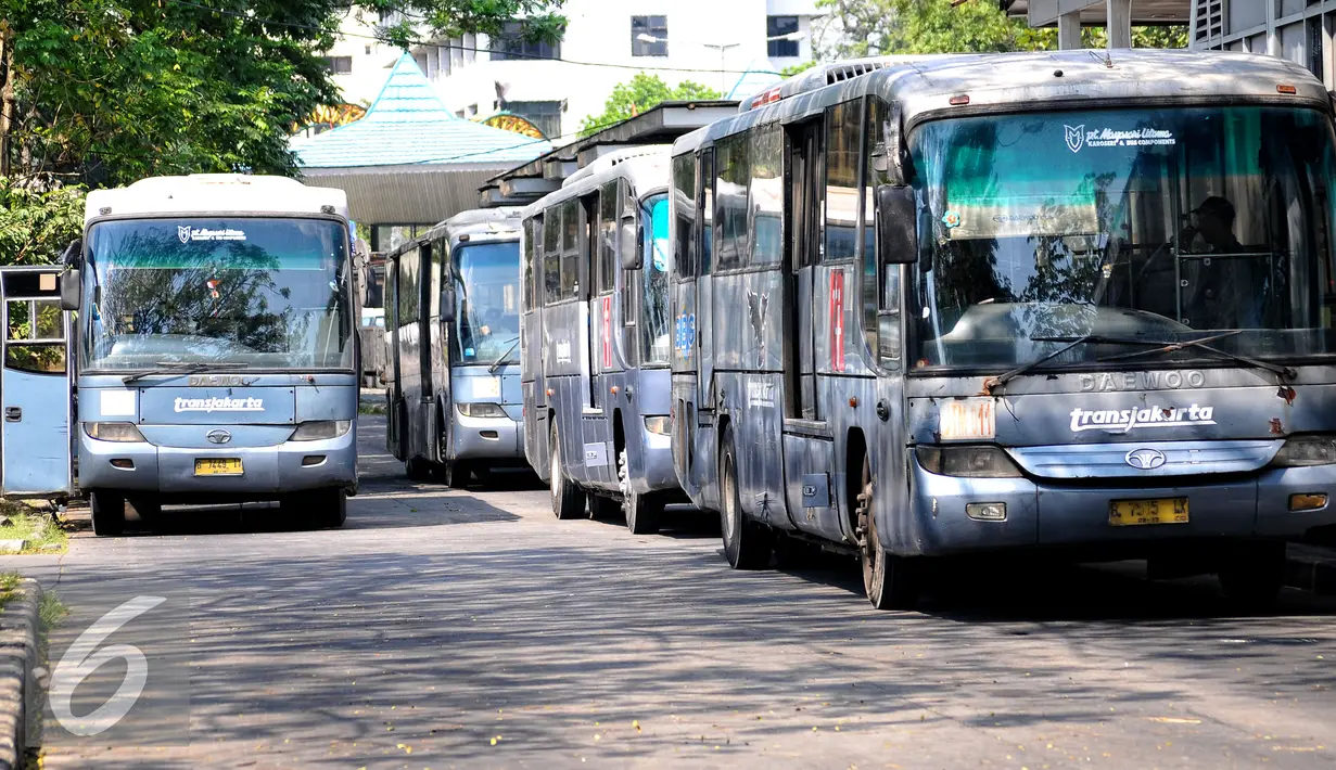 Sejumlah bus Transjakarta koridor 6 jurusan halte Ragunan dan Dukuh Atas 2 terparkir di terminal Ragunan, Jakarta, Selasa, (30/6/2015). Bus yang melayani koridor tersebut terlihat banyak yang sudah tak layak jalan. (Liputan6.com/Yoppy Renato)