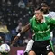 Pemain Sassuolo, Jay Idzes (depan) berebut bola dengan pemain Inter Milan, Marcus Thuram dalam laga lanjutan Liga Italia 2025/2026 di Mapei Stadium, Minggu (08/02/2026) waktu setempat. (AFP/Piero Cruciatti)
