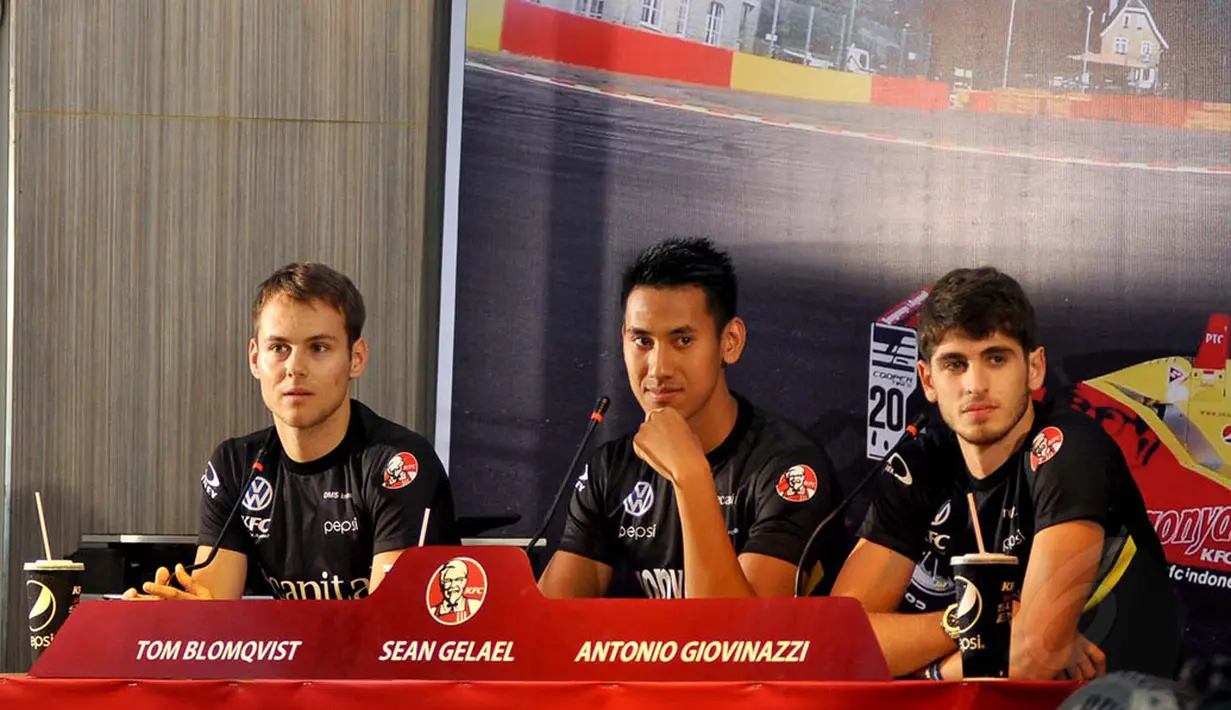 Bersama rekan setimnya (Tom Blomqvist dan Antonio Giovinazzi), Sean Gelael memberikan sejumlah keterangan kepada para wartawan di Jakarta, (12/8/2014). (Liputan6.com/Miftahul Hayat)