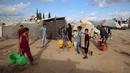 Krisis air bersih terus menghantui pengungsi di kamp Bureij di Jalur Gaza tengah pada 6 Oktober 2025. (Eyad BABA/AFP)