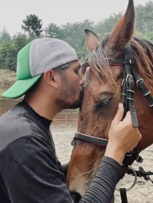 Bahkan, dalam unggahan di media sosial, Ustaz Hanan Attaki kerap memperlihatkan berbagai momen saat jalani latihan berkuda. Potret Ustaz Hanan Attaki saat olahraga ini pun sering mencuri perhatian netizen. (Liputan6.com/IG/@hanan_attaki)