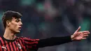 2. Daniel Maldini - Berbeda dengan sang ayah, Paulo Maldini, yang dikenal sebagai bek tangguh era 90an, dirinya justru bermain sebagai gelandang serang. Musim ini cucu dari Cesare Maldini tersebut berhasil debut di Serie A Italia saat melawan Hellas Verona. (AFP/Miguel Medina)