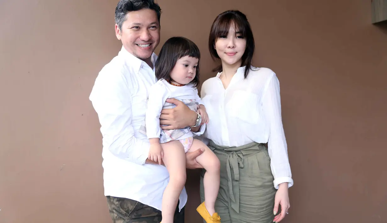 Ternyata jawaban yang sama juga dimiliki oleh Gempinya sendiri. Ketika ditanya Gading apakah ia ingin punya adik atau tidak, sambil menggelengkan kepala Gempi menjawab tidak mau dengaan suara yang pelan. (Nurwahyunan/Bintang.com)