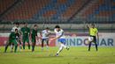 Namun Persib Bandung mampu menyamakan kedudukan di menit ke-83 lewat penalti Mark Klok. (Bola.com/Bagaskara Lazuardi)