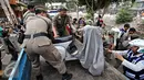 Petugas Dishub mengangkut kendaraan roda dua dalam operasi penertiban parkir liar di Jakarta, Jumat (23/10/2015). Meskipun informasi penertiban diduga telah bocor, ratusan kendaraan yang parkir liar tetap ditertibkan. (Liputan6.com/Immanuel Antonius)