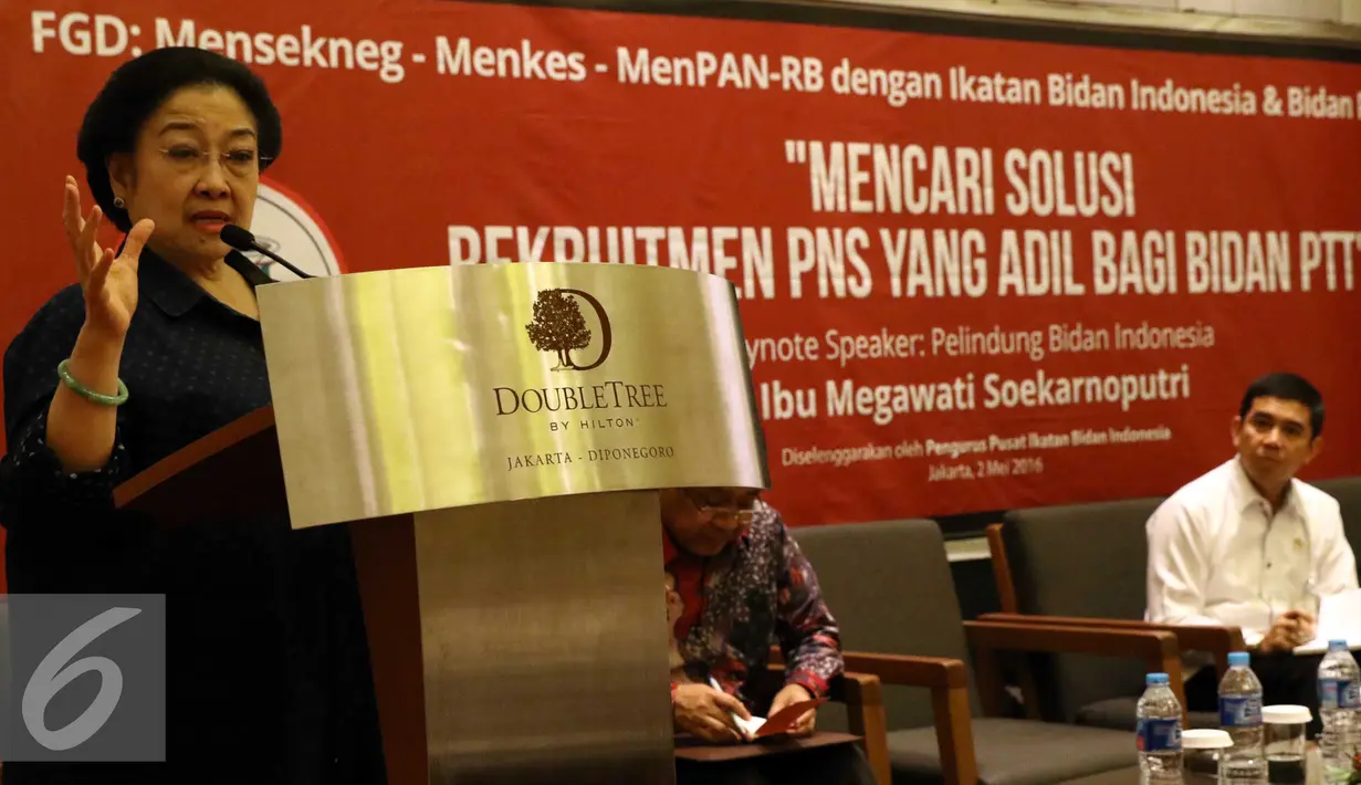 Pelindung IBI, Megawati Soekarnoputri berbicara dalam forum diskusi bersama Ikatan Bidan Indonesia, Jakarta (2/5). Megawati mengatakan Pemerintah harus memprioritaskan anggaran untuk pengangkatan para Bidan PTT jadi PNS. (Liputan6.com/Helmi Afandi)