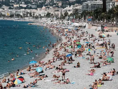 Orang-orang menikmati suasana di sebuah pantai yang ada di Nice, Prancis selatan, pada 22 Juli 2020. Banyak pengunjung memadati Nice selama liburan musim panas di tengah pandemi COVID-19. (Xinhua/Serge Haouzi)LIP
