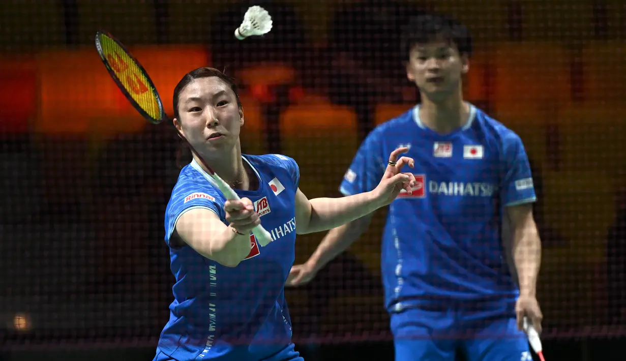 Yuta Watanabe/Arisa Higashino. Pasangan ganda campuran Jepang yang menjadi unggulan ke-3 ini dikalahkan kompatriotnya, pasangan Yuki Kaneko/Misaki Matsutomo dengan dua game langsung 15-21, 19-21. Yuta Watanabe/Arisa Higashino masih unggul 2-1 dalam head to head. (AFP/Ina Fassbender)
